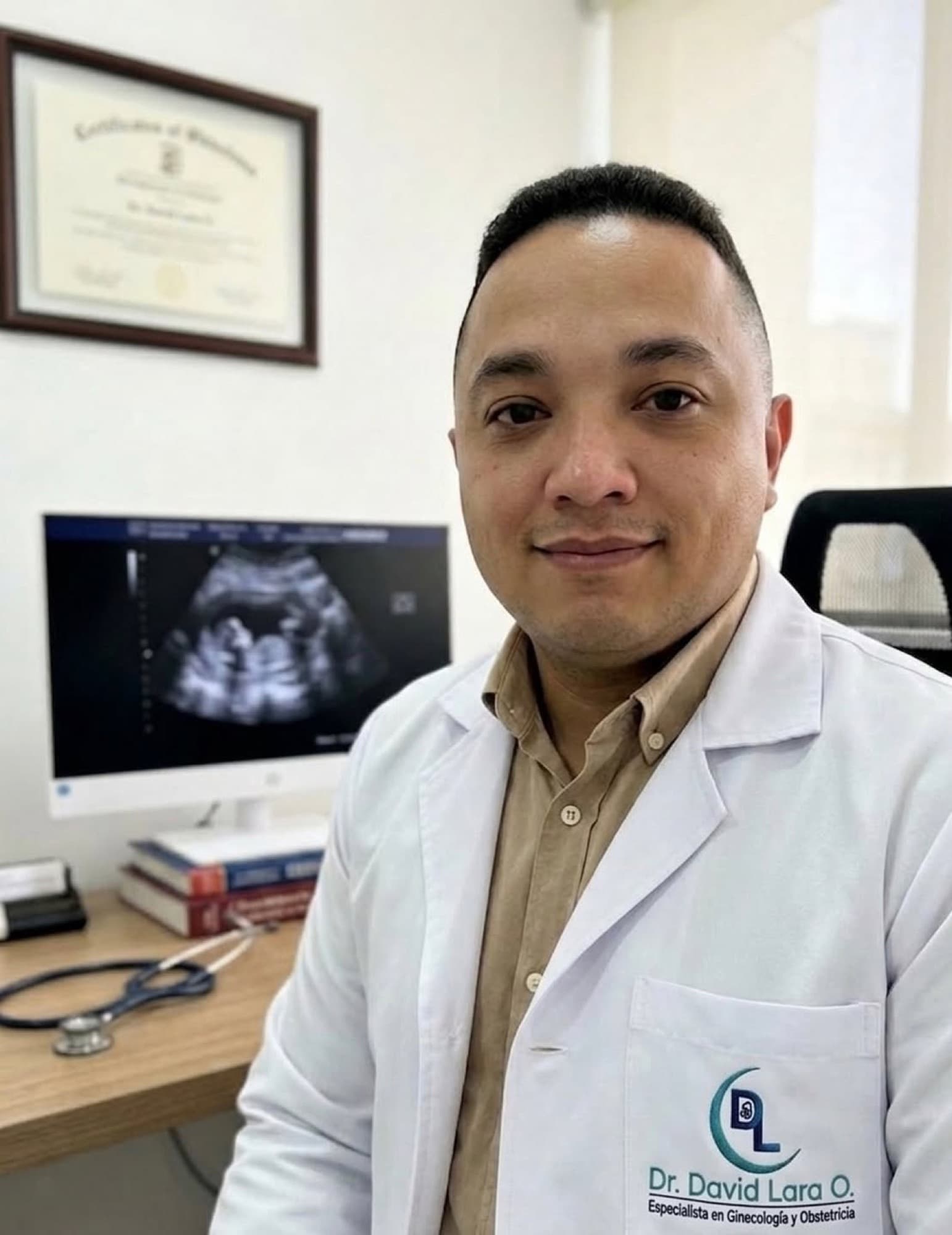 Dr. David Lara O., especialista en Ginecología y Obstetricia